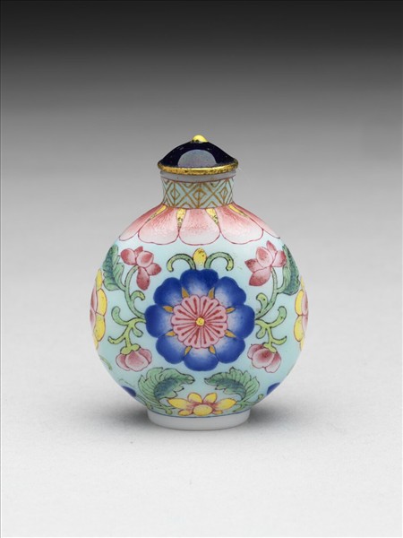 玻璃胎畫琺瑯天藍地花卉紋鼻煙壺