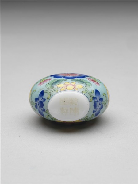 玻璃胎畫琺瑯天藍地花卉紋鼻煙壺