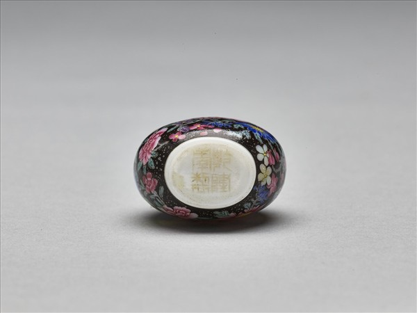 玻璃胎畫琺瑯黑地百花錦紋鼻煙壺