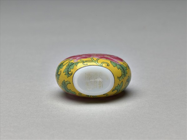 玻璃胎畫琺瑯牡丹紋鼻煙壺