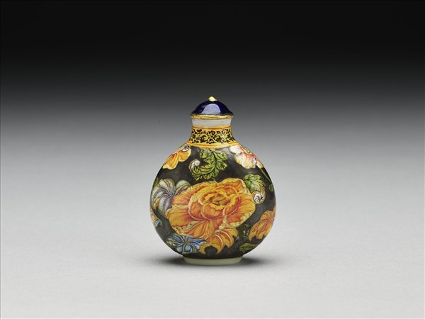 玻璃胎畫琺瑯黑地花卉紋鼻煙壺