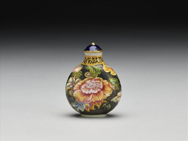 玻璃胎畫琺瑯黑地花卉紋鼻煙壺