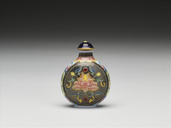 玻璃胎畫琺瑯銀黑地西番蓮鼻煙壺