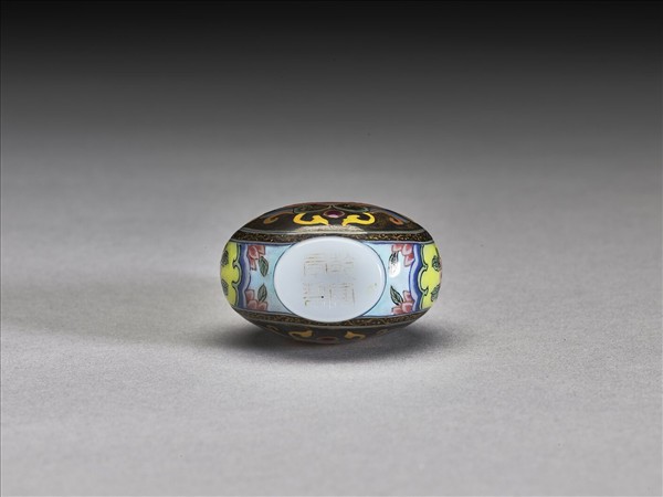 玻璃胎畫琺瑯銀黑地西番蓮鼻煙壺