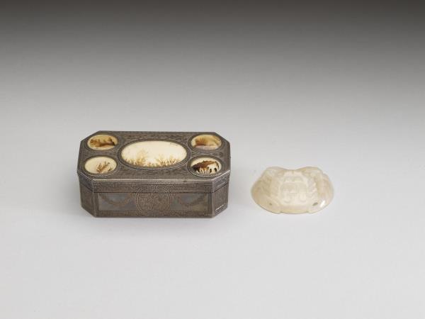 銀雕嵌瑪瑙八方鼻煙盒