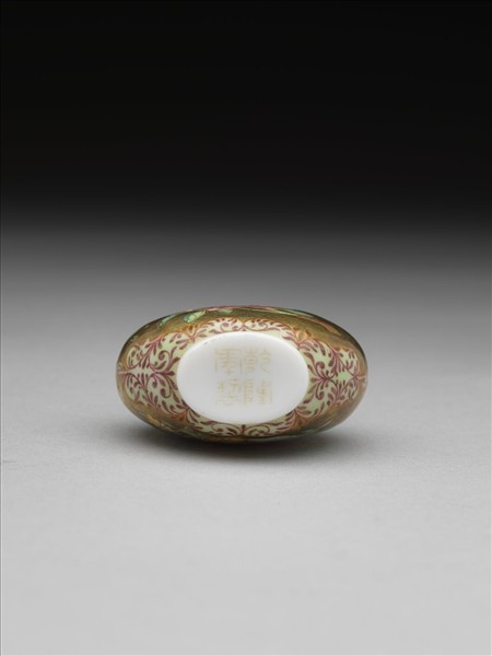 玻璃胎畫琺瑯金地花卉紋鼻煙壺