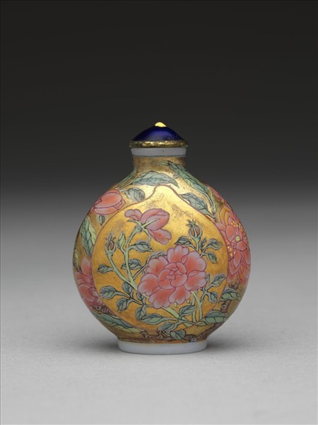 玻璃胎畫琺瑯金地桃實花卉紋鼻煙壺