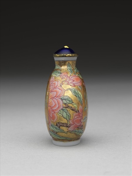 玻璃胎畫琺瑯金地桃實花卉紋鼻煙壺