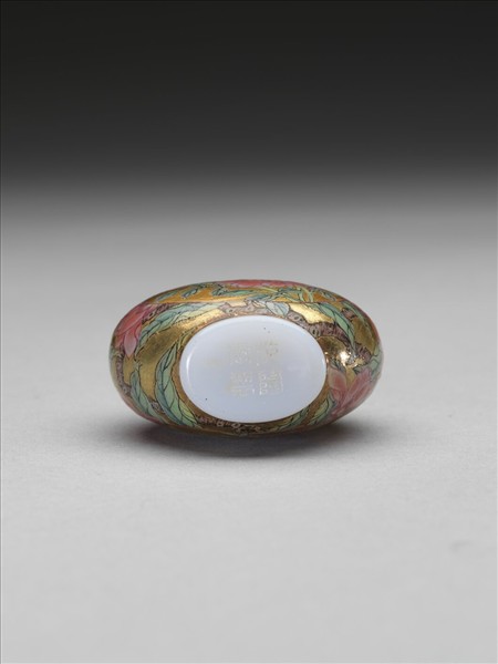 玻璃胎畫琺瑯金地桃實花卉紋鼻煙壺