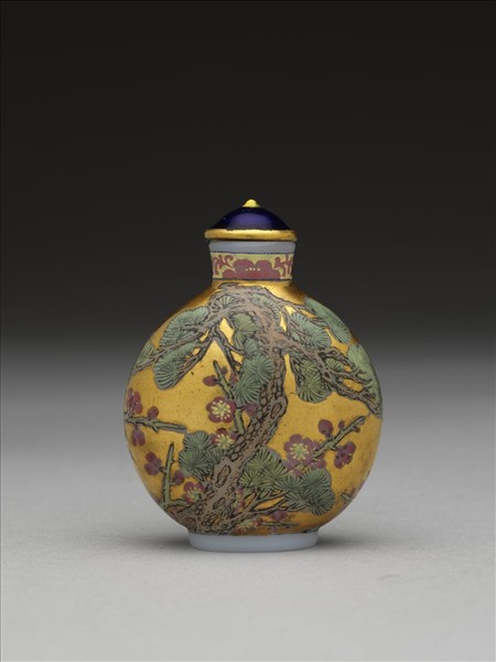 玻璃胎畫琺瑯金地歲寒三友圖鼻煙壺