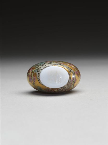 玻璃胎畫琺瑯金地歲寒三友圖鼻煙壺