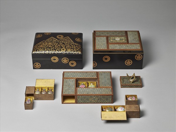 玻璃胎畫琺瑯黑地百花錦紋鼻煙壺