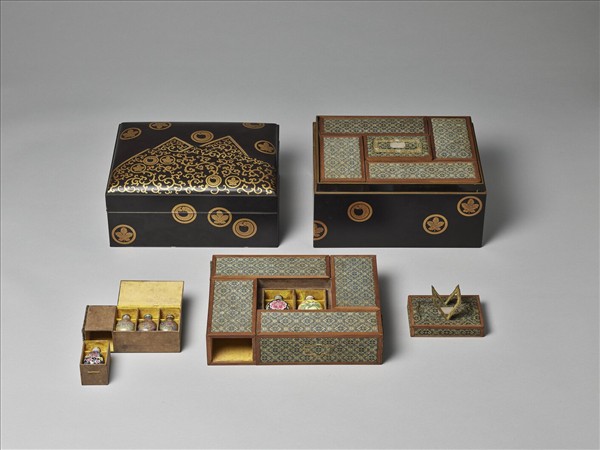 玻璃胎畫琺瑯黑地百花錦紋鼻煙壺