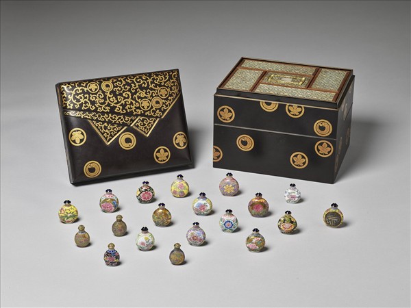 玻璃胎畫琺瑯黑地百花錦紋鼻煙壺