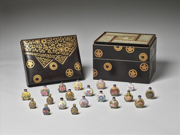 玻璃胎畫琺瑯黑地百花錦紋鼻煙壺