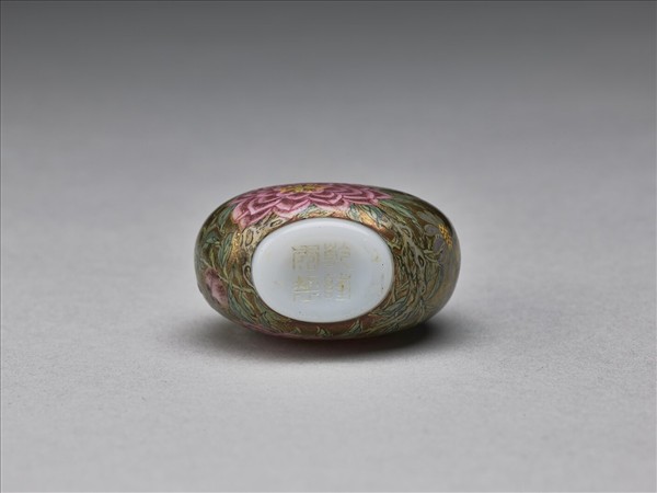 玻璃胎畫琺瑯金地花卉紋鼻煙壺