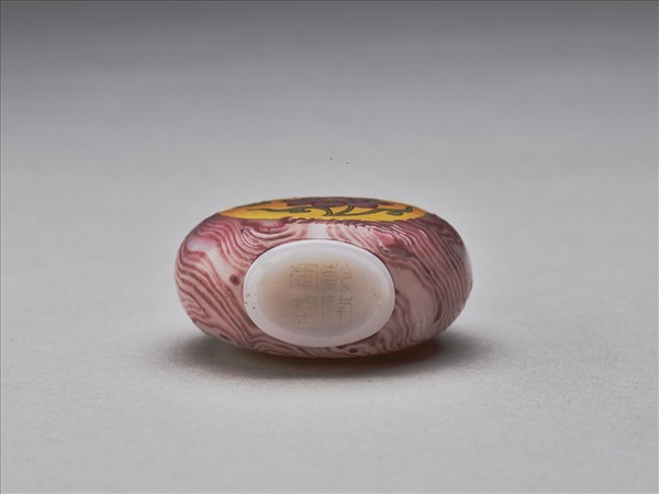 瑪瑙紋玻璃胎畫琺瑯蓮花紋鼻煙壺