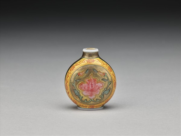 玻璃胎畫琺瑯金地西番蓮紋鼻煙壺