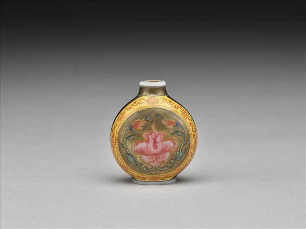 玻璃胎畫琺瑯金地西番蓮紋鼻煙壺