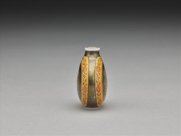 玻璃胎畫琺瑯金地西番蓮紋鼻煙壺