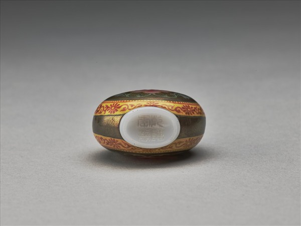 玻璃胎畫琺瑯金地西番蓮紋鼻煙壺