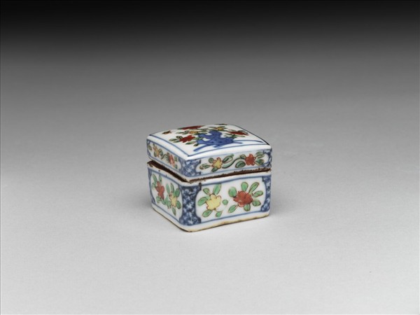 鬥彩花卉紋盒