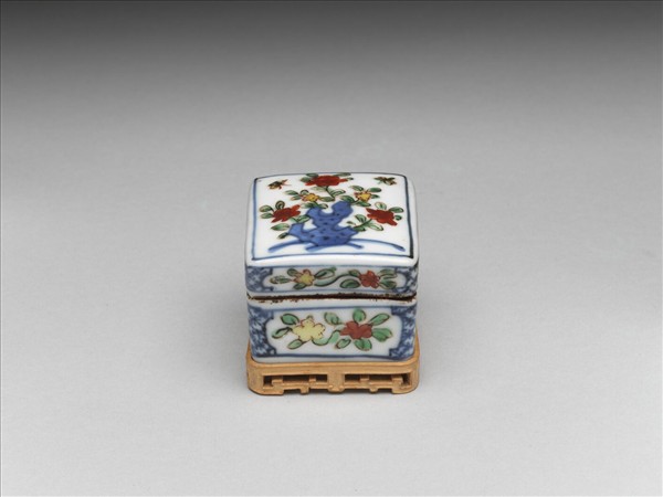 鬥彩花卉紋盒