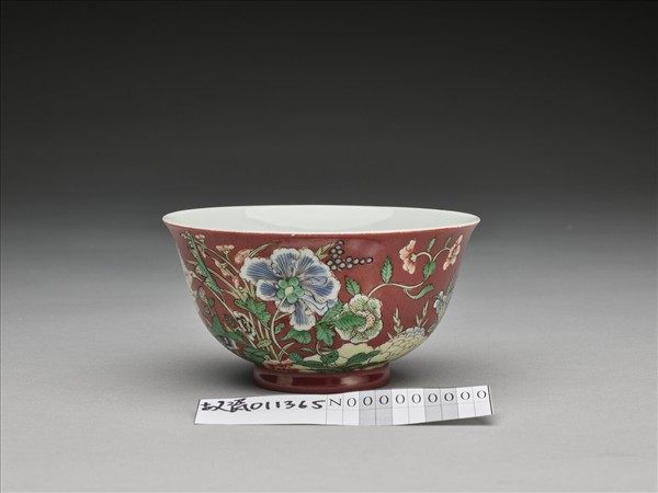 洋彩紅地四季花卉碗