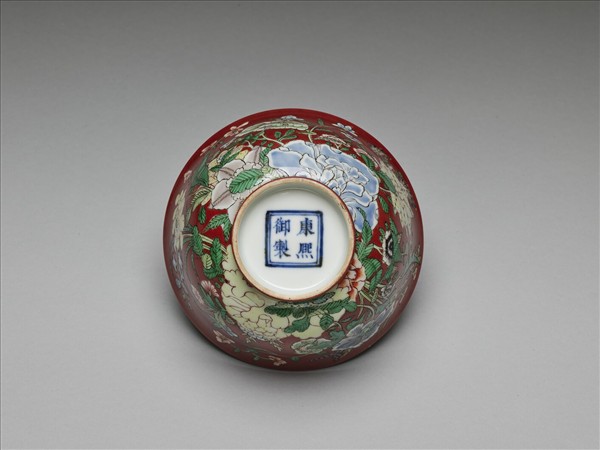 洋彩紅地四季花卉碗