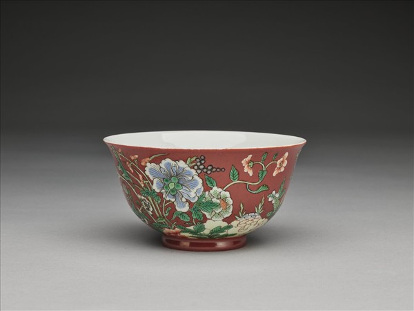 洋彩紅地四季花卉碗