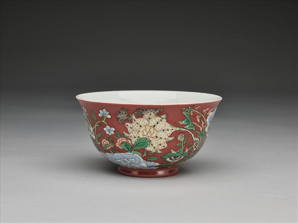 洋彩紅地四季花卉碗