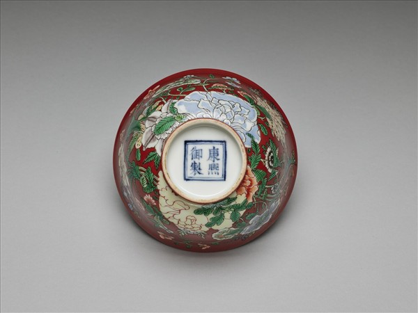 洋彩紅地四季花卉碗