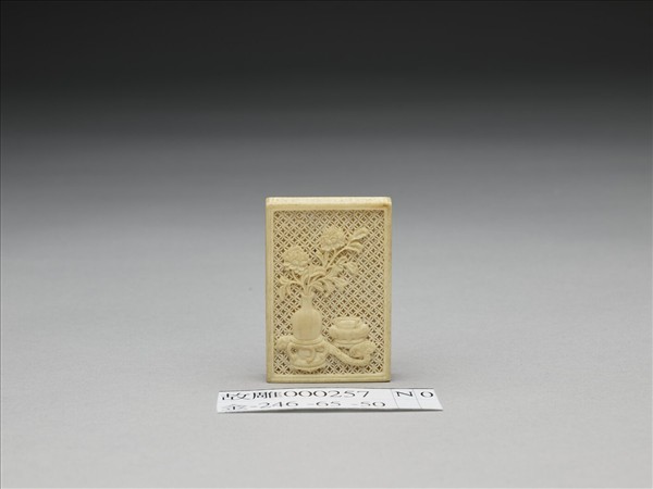 象牙鏤雕歲朝圖方珮