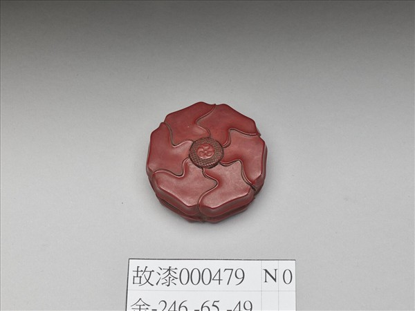 剔紅六瓣花式盒