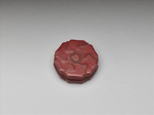 剔紅六瓣花式盒