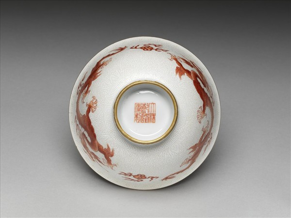 白地紅龍紋碗