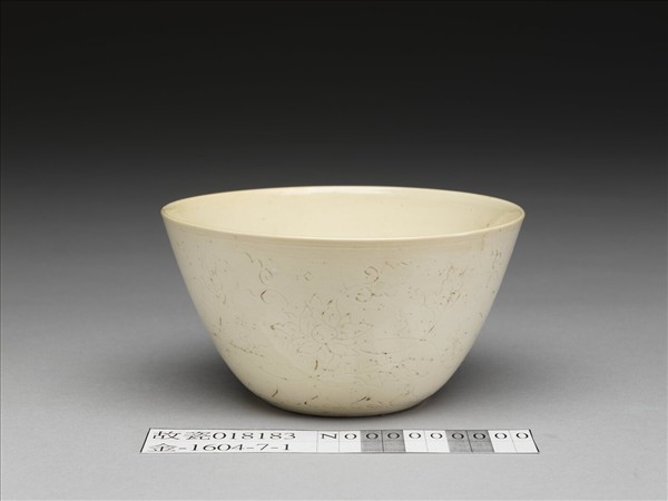 甜白釉花卉紋杯