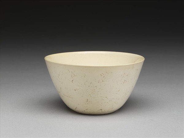 甜白釉花卉紋杯