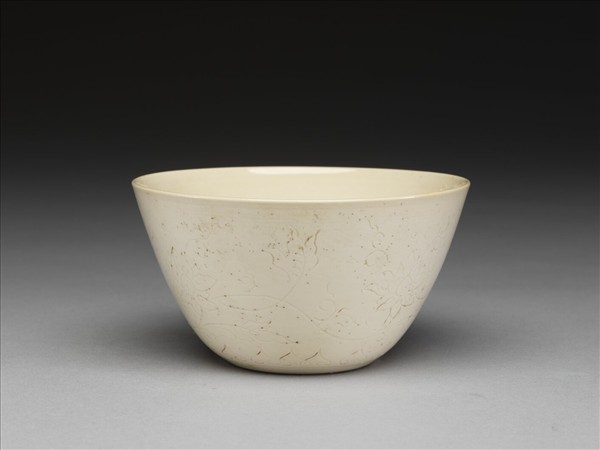 甜白釉花卉紋杯