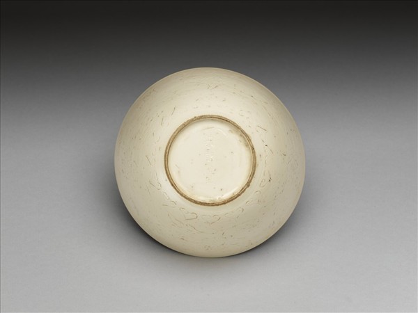 甜白釉花卉紋杯