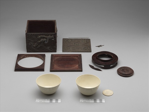 甜白釉花卉紋杯