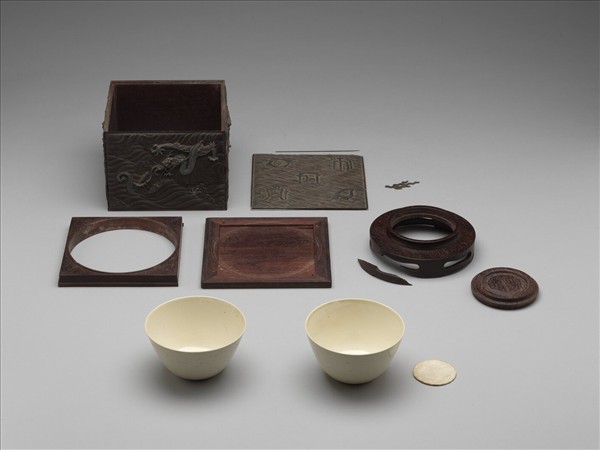 甜白釉花卉紋杯