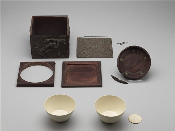 甜白釉花卉紋杯