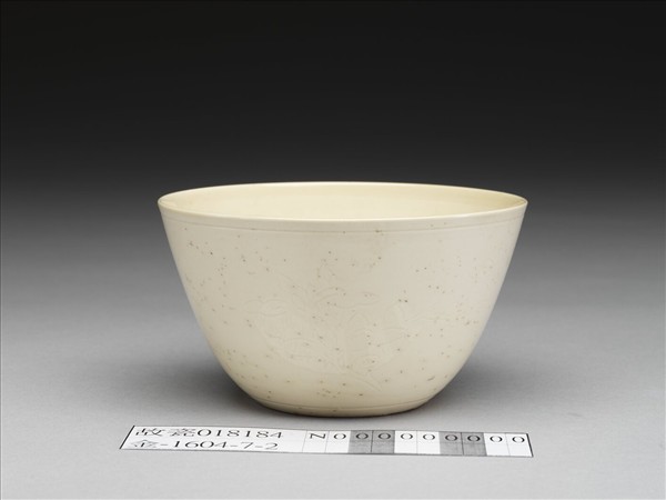 甜白釉花卉紋杯