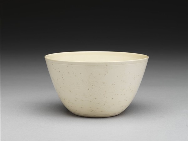 甜白釉花卉紋杯