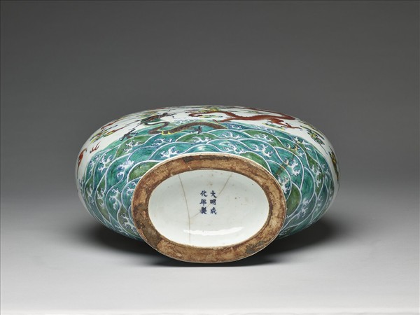 鬥彩龍紋雙耳扁瓶