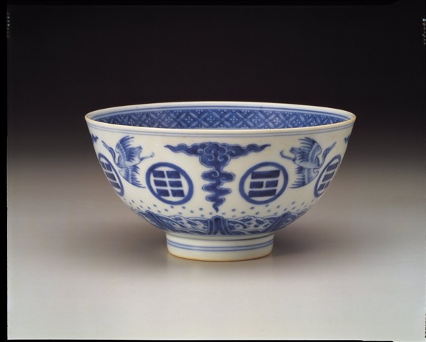 青花八卦雲鶴紋碗