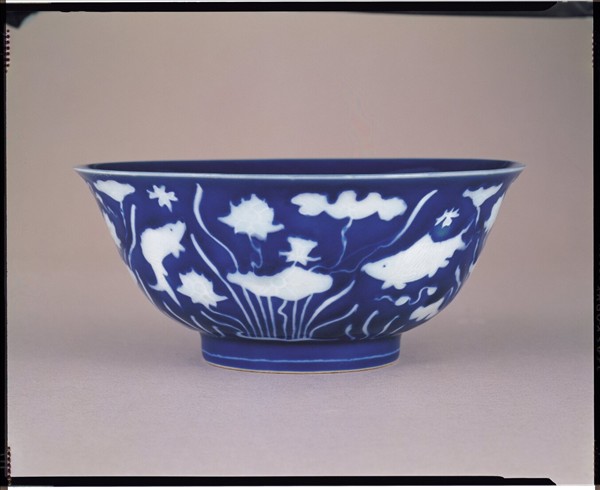 霽青釉白蓮塘魚藻紋碗