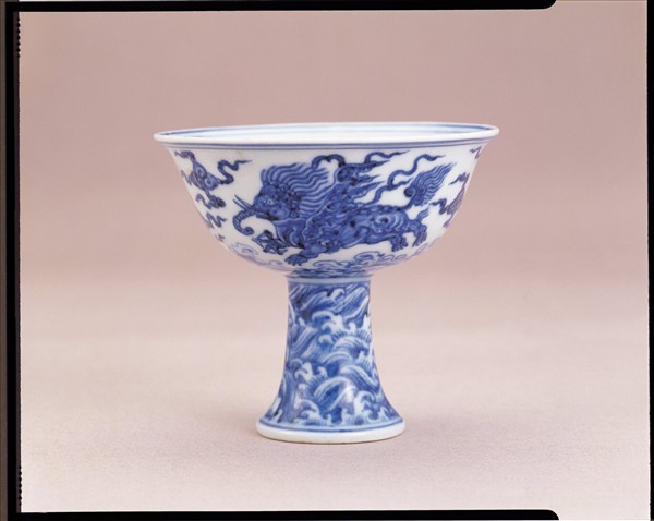 青花波濤雙飛象雲紋高足杯