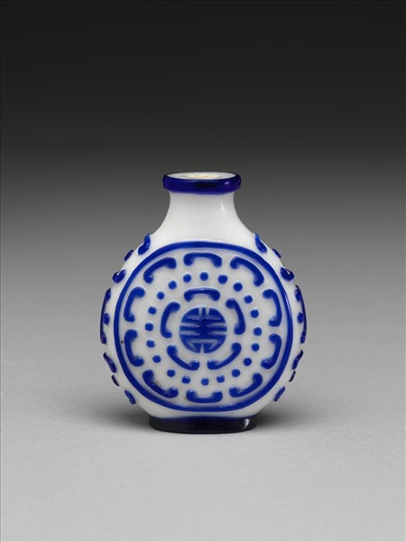 白套藍玻璃壽字鼻煙壺